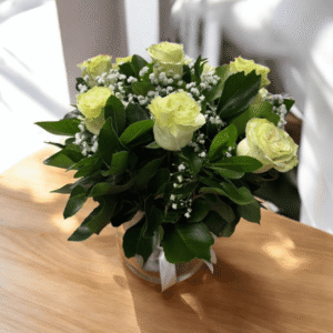 Pecera floral con 9 rosas blancas