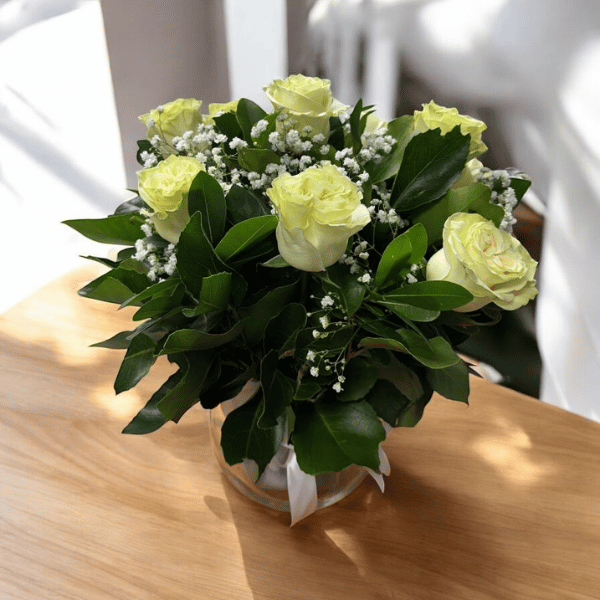 Pecera floral con 9 rosas blancas