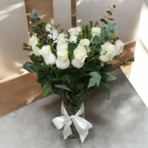 Florero de 12 rosas blancas