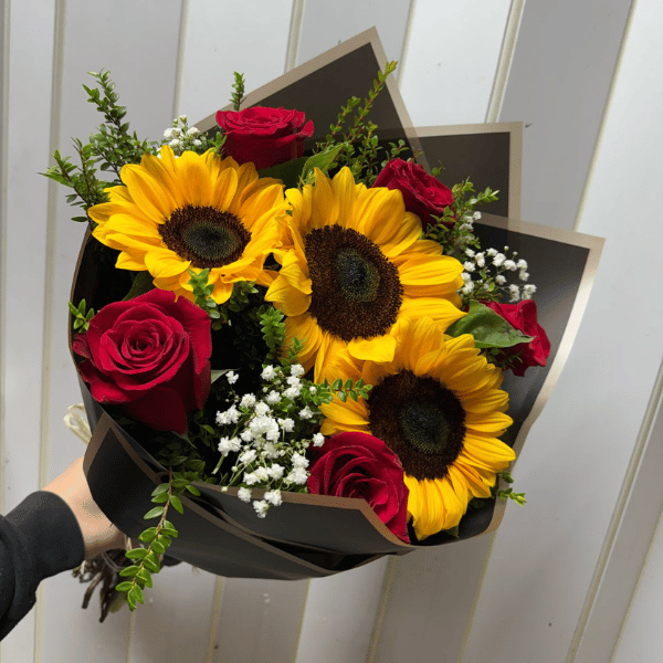 Ramo de girasoles y rosas