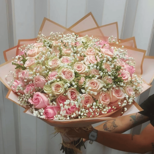 Ramo de 70 rosas rosadas mixtas