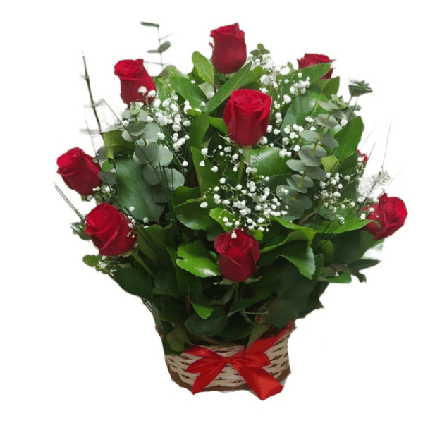 Canasto de mimbre de 13 rosas rojas
