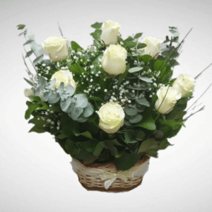 Canasto de mimbre de 13 rosas blancas