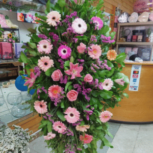 Arreglo floral en pedestal rosado