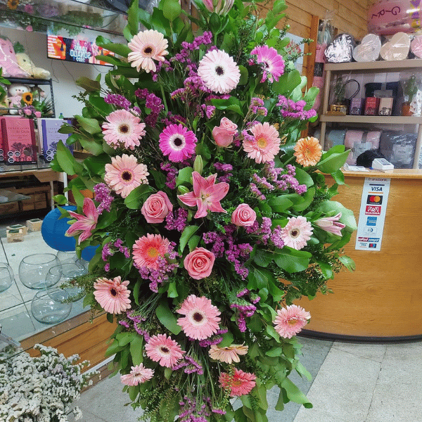 Arreglo floral en pedestal rosado