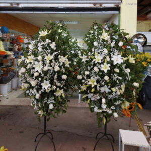 Arreglo en Pedestales en tonos blancos