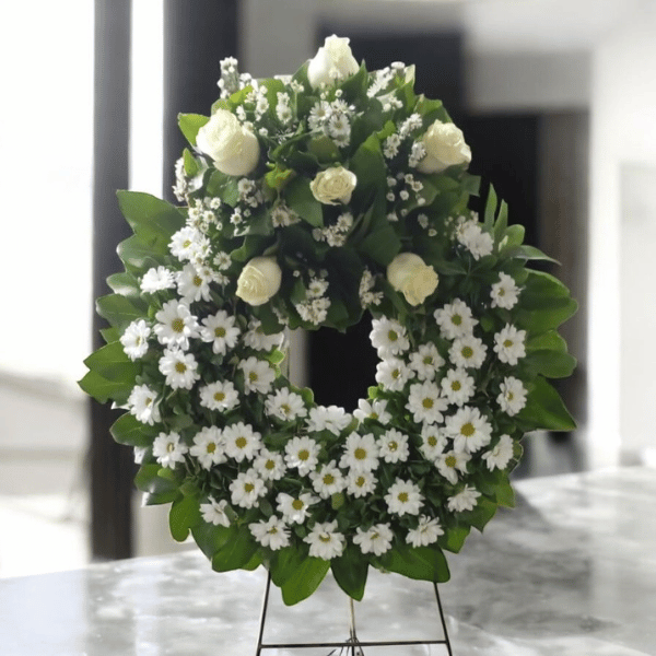 Corona floral redonda con pucho de rosas blancas