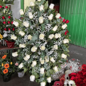 Pedestal gigante de rosas blancas