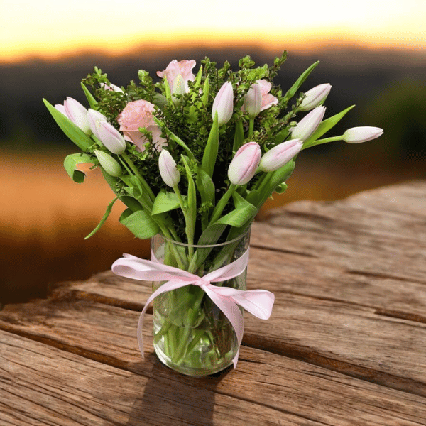 Florero de rosas y tulipanes