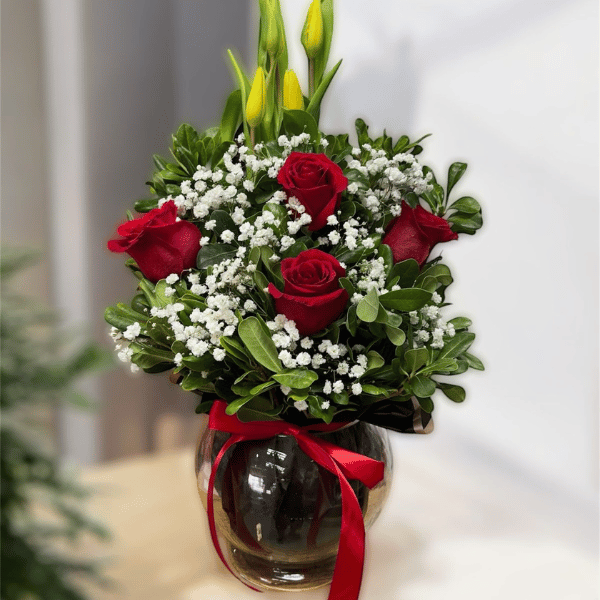 Pecera de tulipanes y rosas