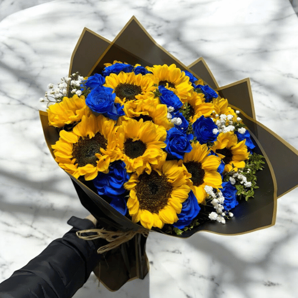 Ramo de rosas azules y girasoles