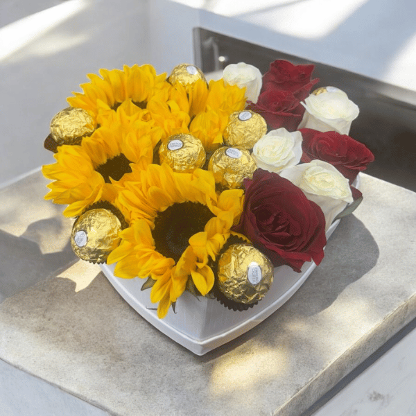 Caja de corazón de girasoles, rosas y bombones
