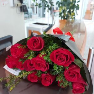 12 rosas rojas en ramo
