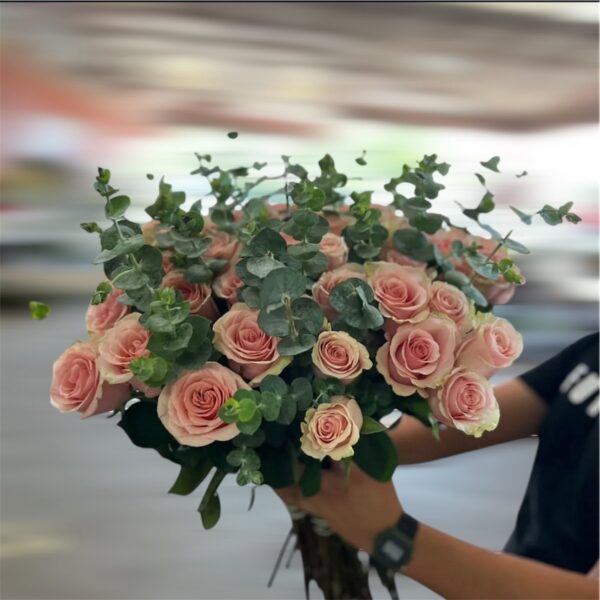 100 rosas rosadas con eucaliptos