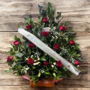 Arreglo floral rojo con cinta personalizada