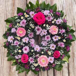 Corona floral fúnebre rosada