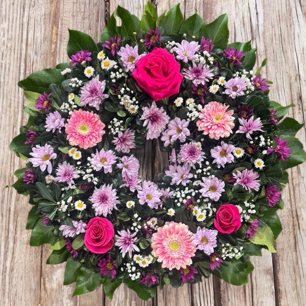 Corona floral fúnebre rosada