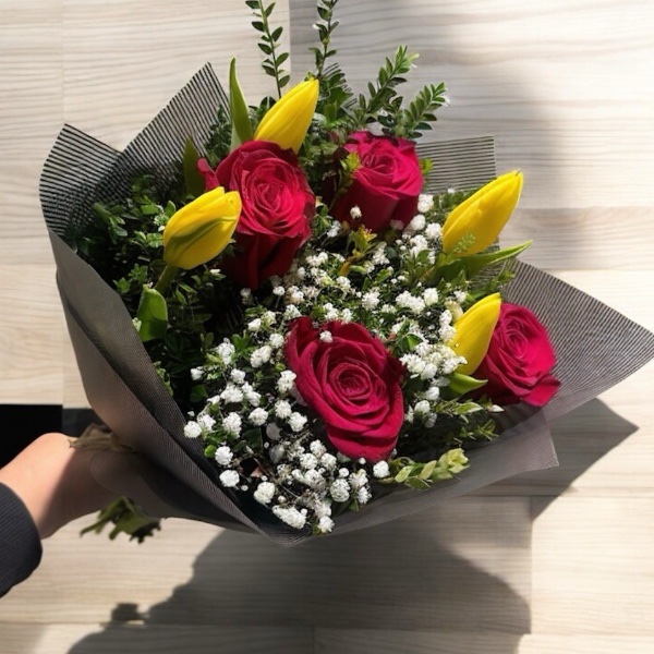 Ramo de tulipanes y rosas