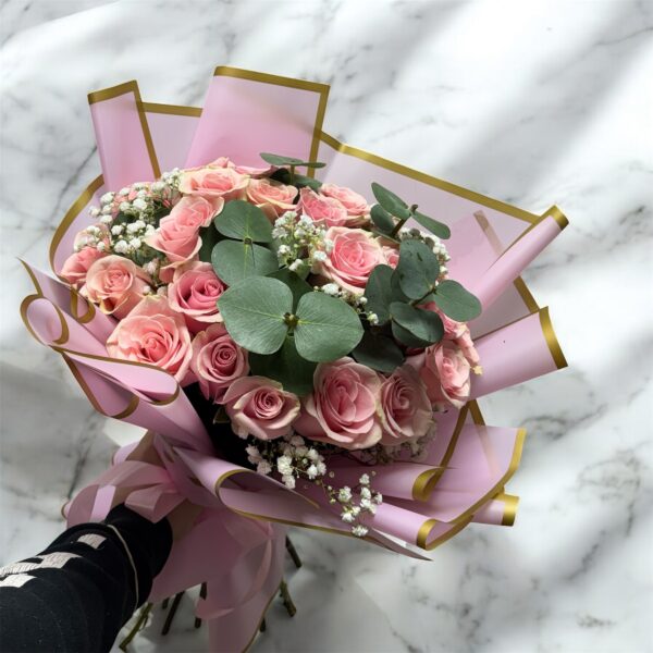 Ramo de 24 rosas rosadas y eucaliptos - Imagen 2