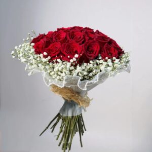 Ramo de 25 rosas rojas con borde de Gypsophilia