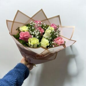Ramo mixto de 10 rosas, entre blancas y rosadas