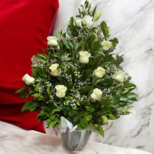 Arreglo floral de rosas blancas