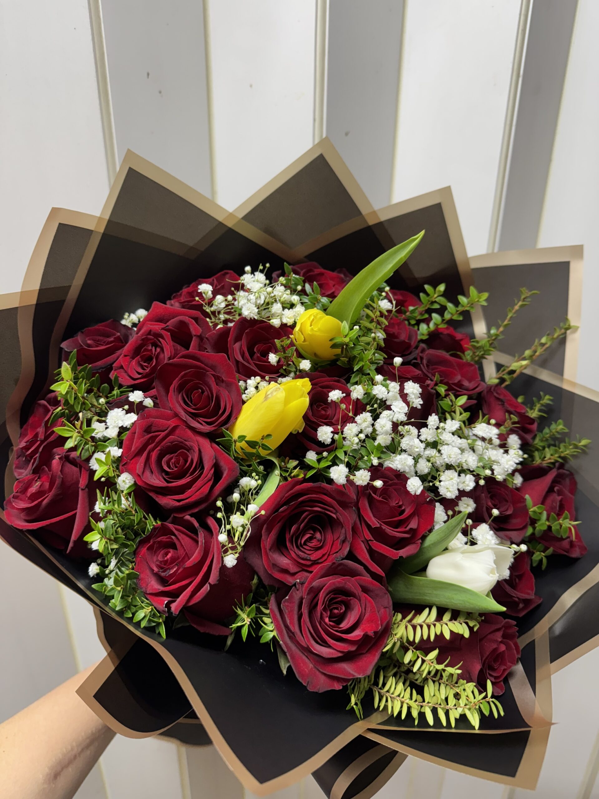 Ramo de 24 rosas + 3 tulipanes