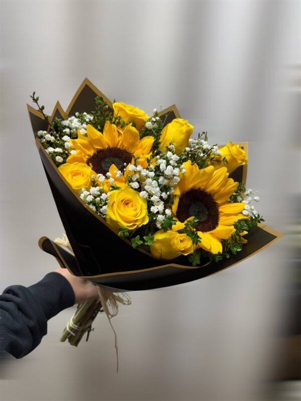 Ramo de rosas amarillas y girasoles