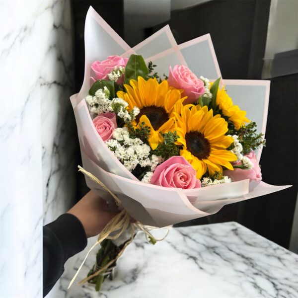 Ramo de girasoles y rosas rosadas