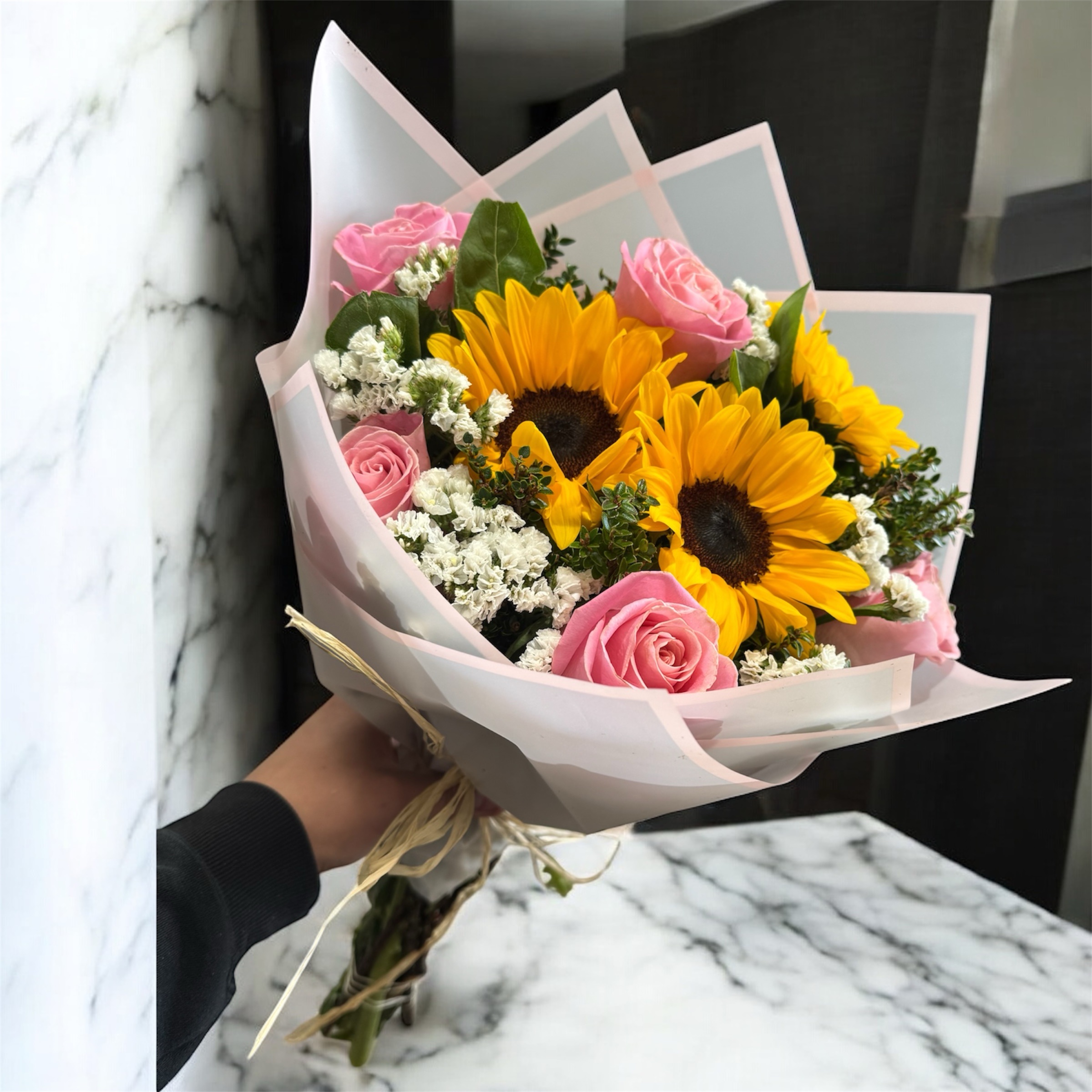 Ramo de girasoles y rosas rosadas