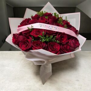 Ramo de 25 rosas con cinta de te amo