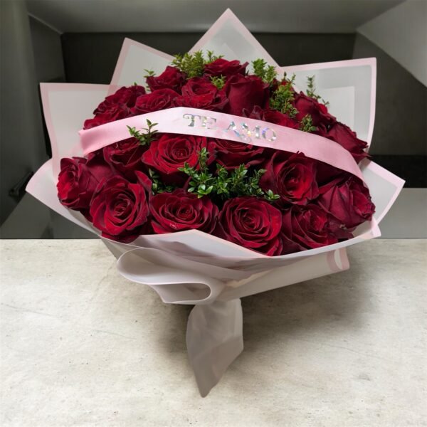 Ramo de 25 rosas con cinta de te amo - Flores Rosadona