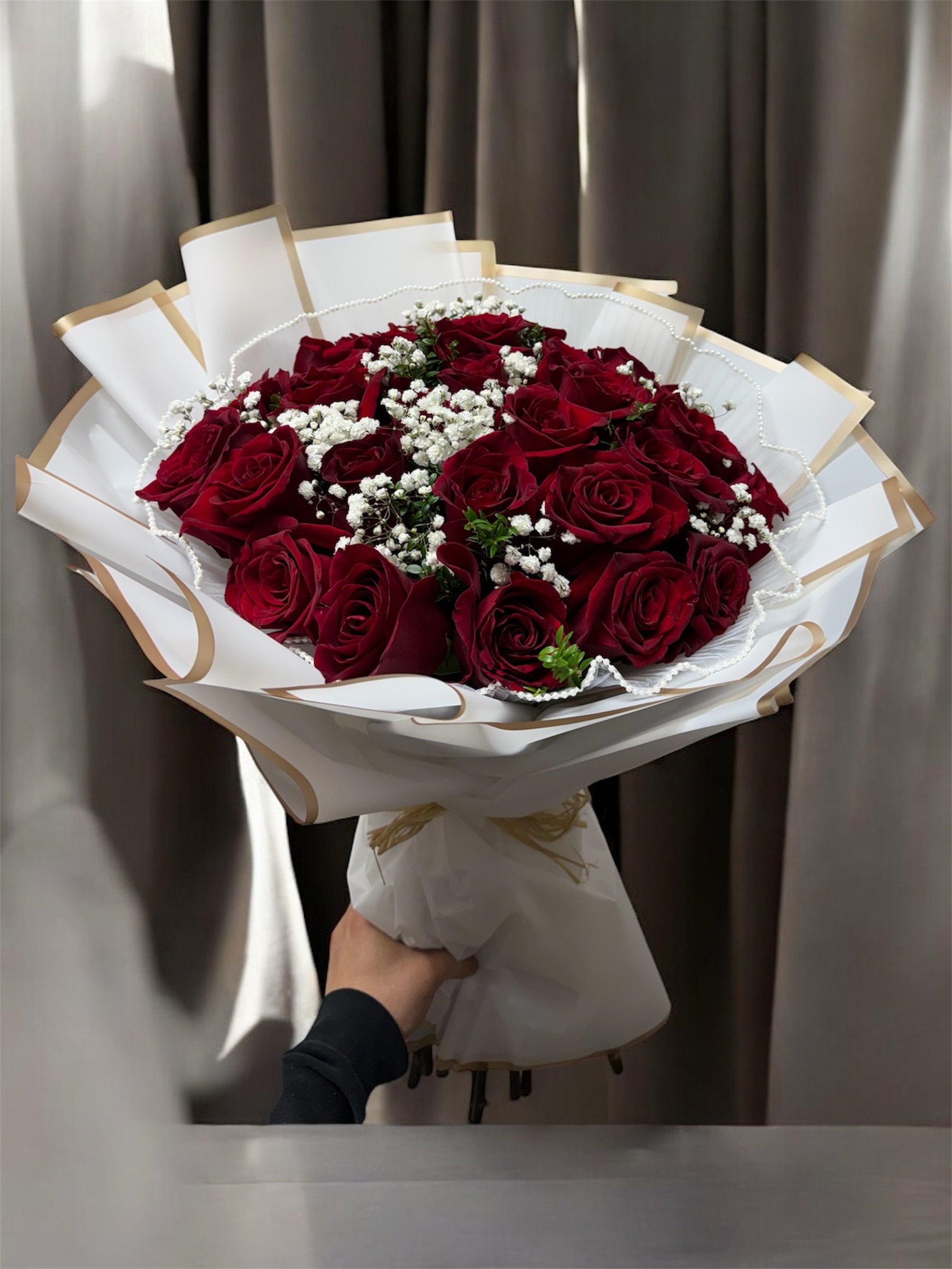 Ramo de 30 rosas rojas en Tul y papel coreano