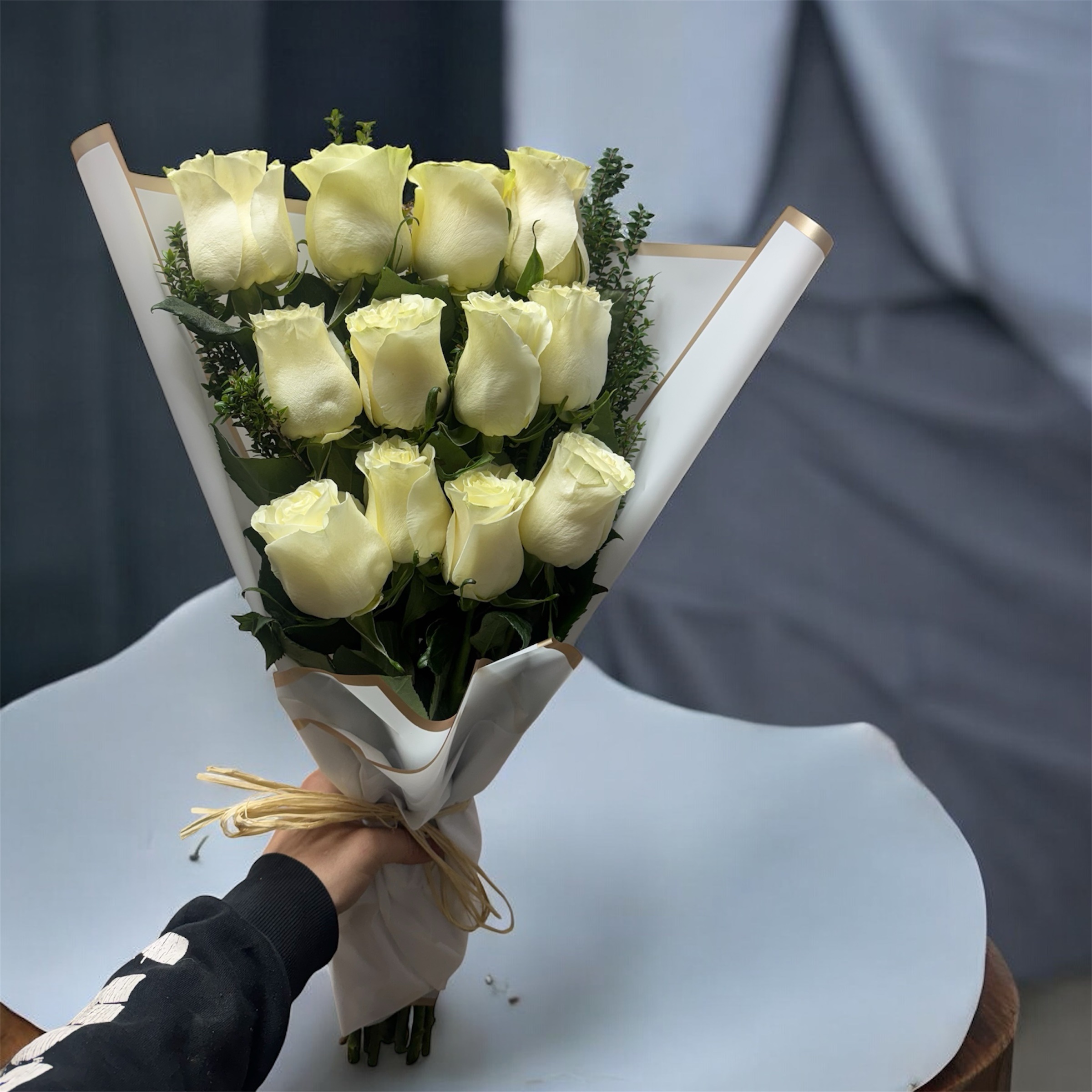 Ramo escalonado de 12 rosas blancas