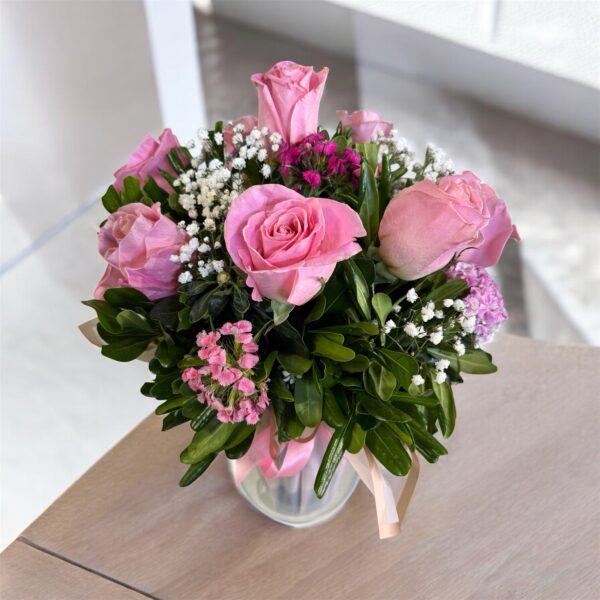 Pecera de rosas rosadas