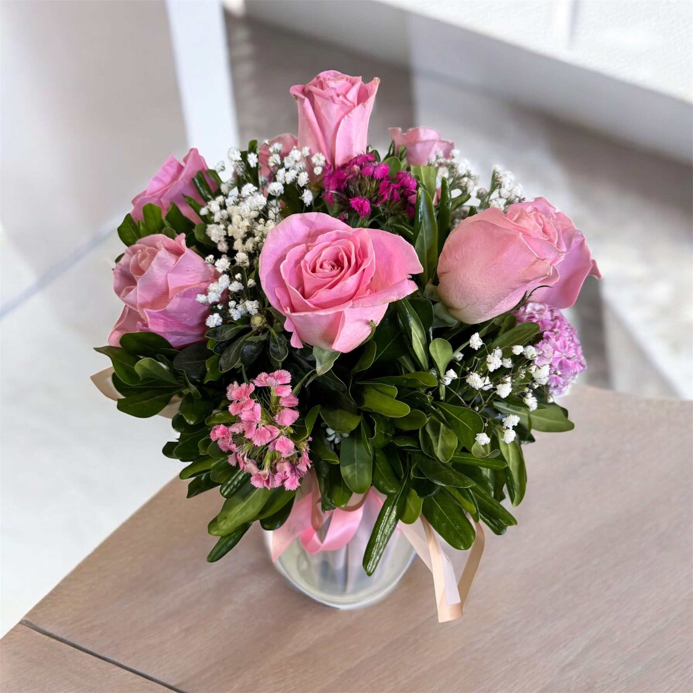 Pecera de rosas rosadas