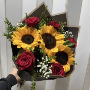 Ramo de girasoles y rosas