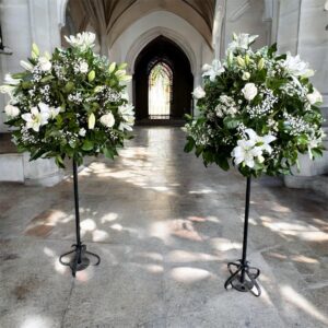 Arreglo floral decorativo blanco