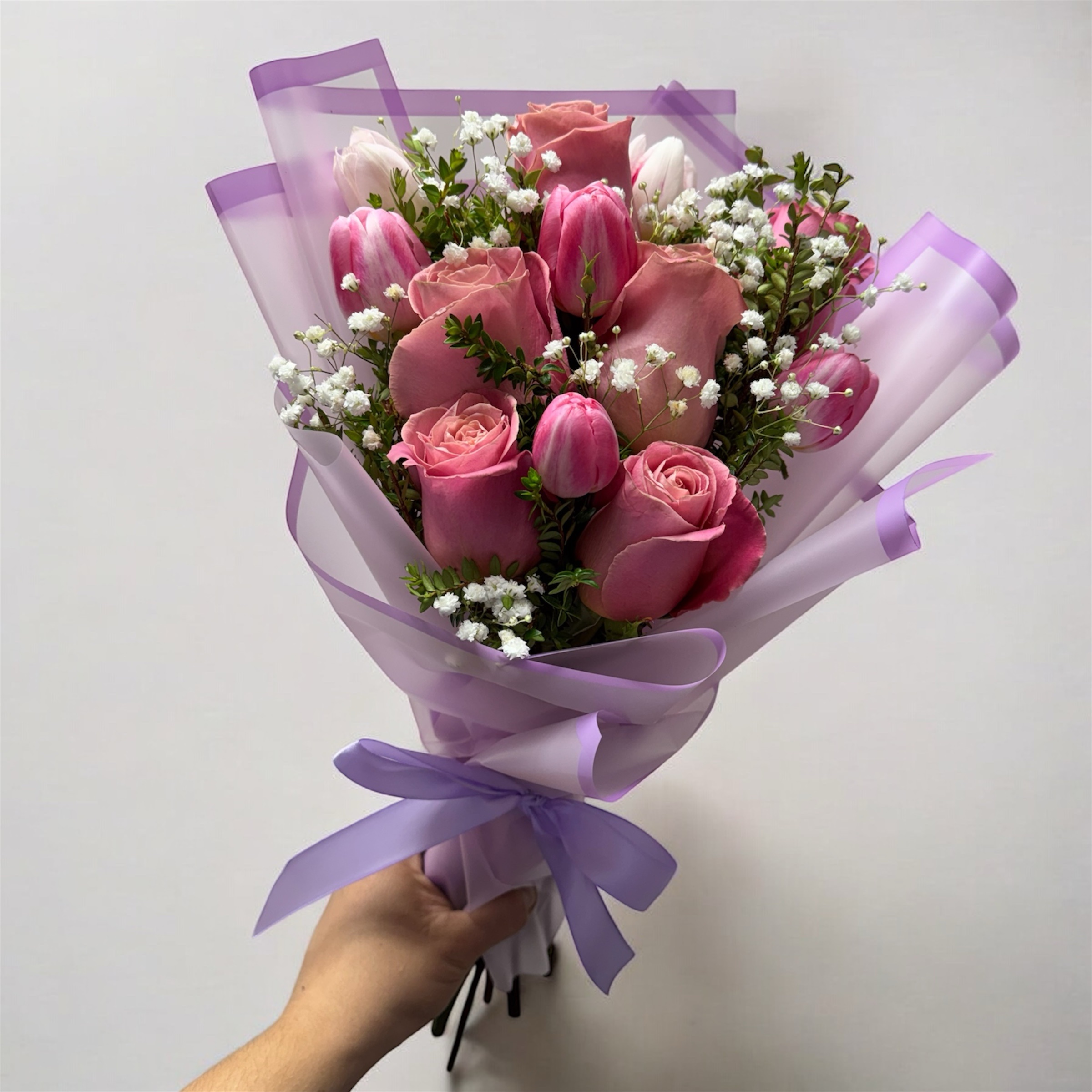 Ramo escalonado de rosas y tulipanes