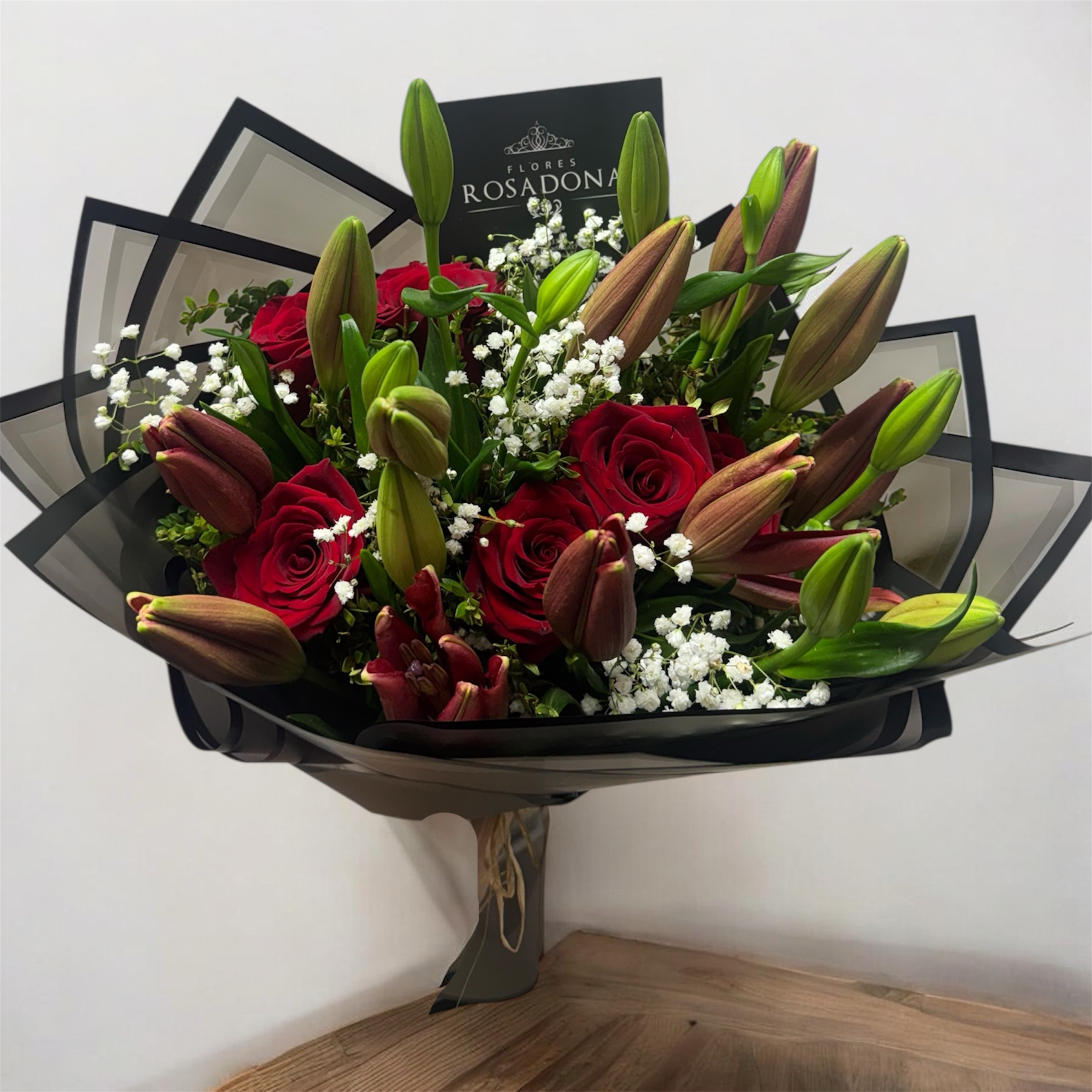 Ramo de rosas y Lilyum