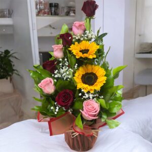 Arreglo en media luna rosa y girasol