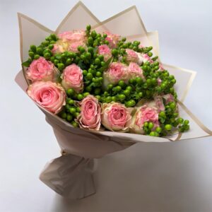 Ramo de 24 rosas rosadas e Hipericum