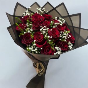 Ramo de 15 rosas rojas papel negro