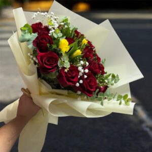 Ramo de 15 rosas rojas y 4 tulipanes amarillos