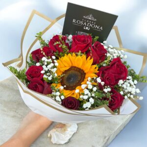 Ramo de 10 rosas rojas y 1 girasol
