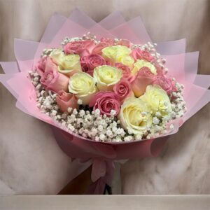 Ramo de 30 Rosas mixtas, rodeado de Gypsophilia