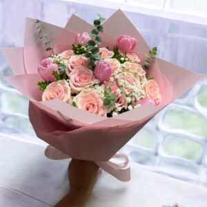 Ramo de 4 tulipanes y 12 rosas rosadas
