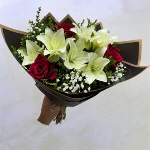 Ramo de Lilyum y rosas