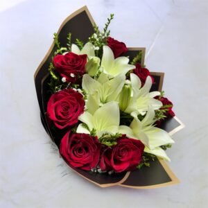 Ramo de Lilyum blancos y rosas rojas