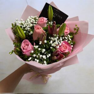 Ramo de rosas y Lilyum